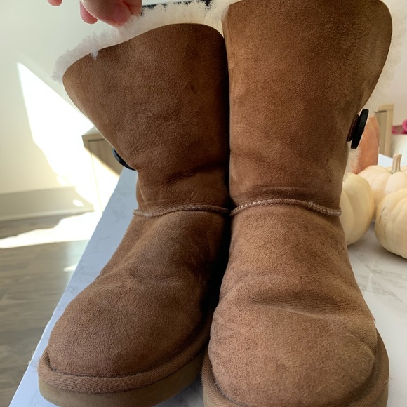 UGG Shoes - Short Bailey Button UGGs {chestnut/size 8}